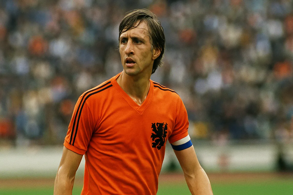 Perché Johan Cruijff è considerato un rivoluzionario del calcio? La filosofia che ha ispirato generazioni
